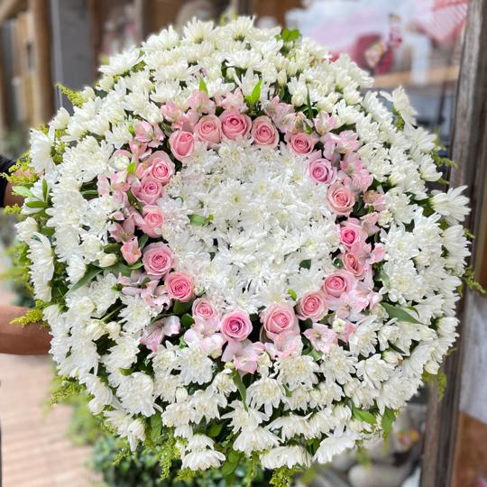 Coroa Fnebre com flores brancas e cor de rosa