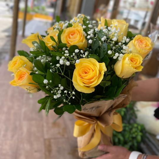 Ramalhete com 12 rosas amarelas