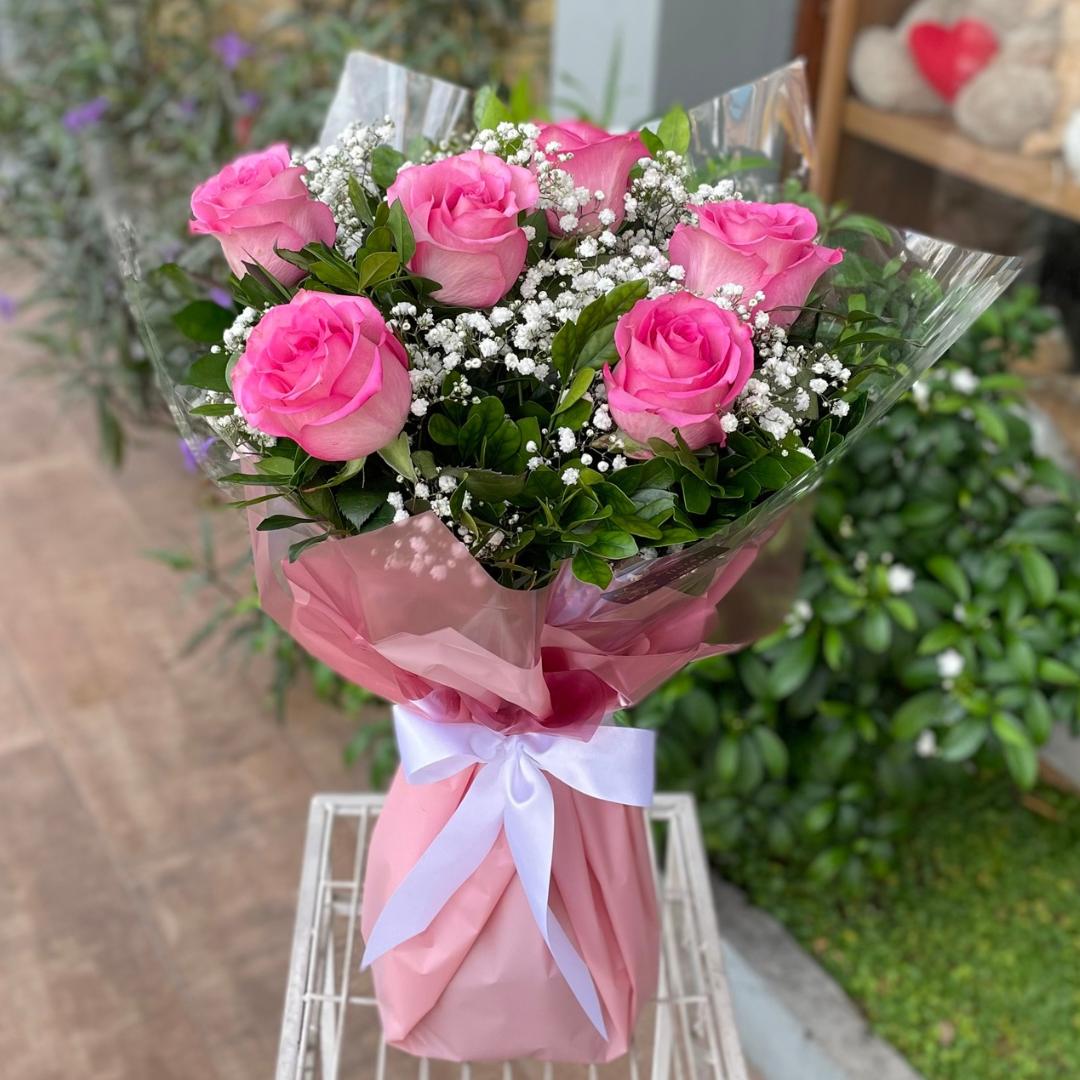 Ramalhete com 6 rosas colombianas cor de rosa