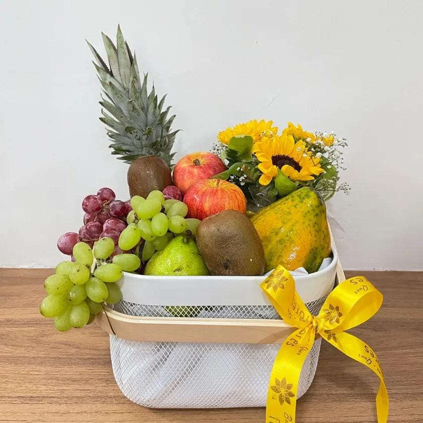 Cesta tropicalssima com flores e frutas