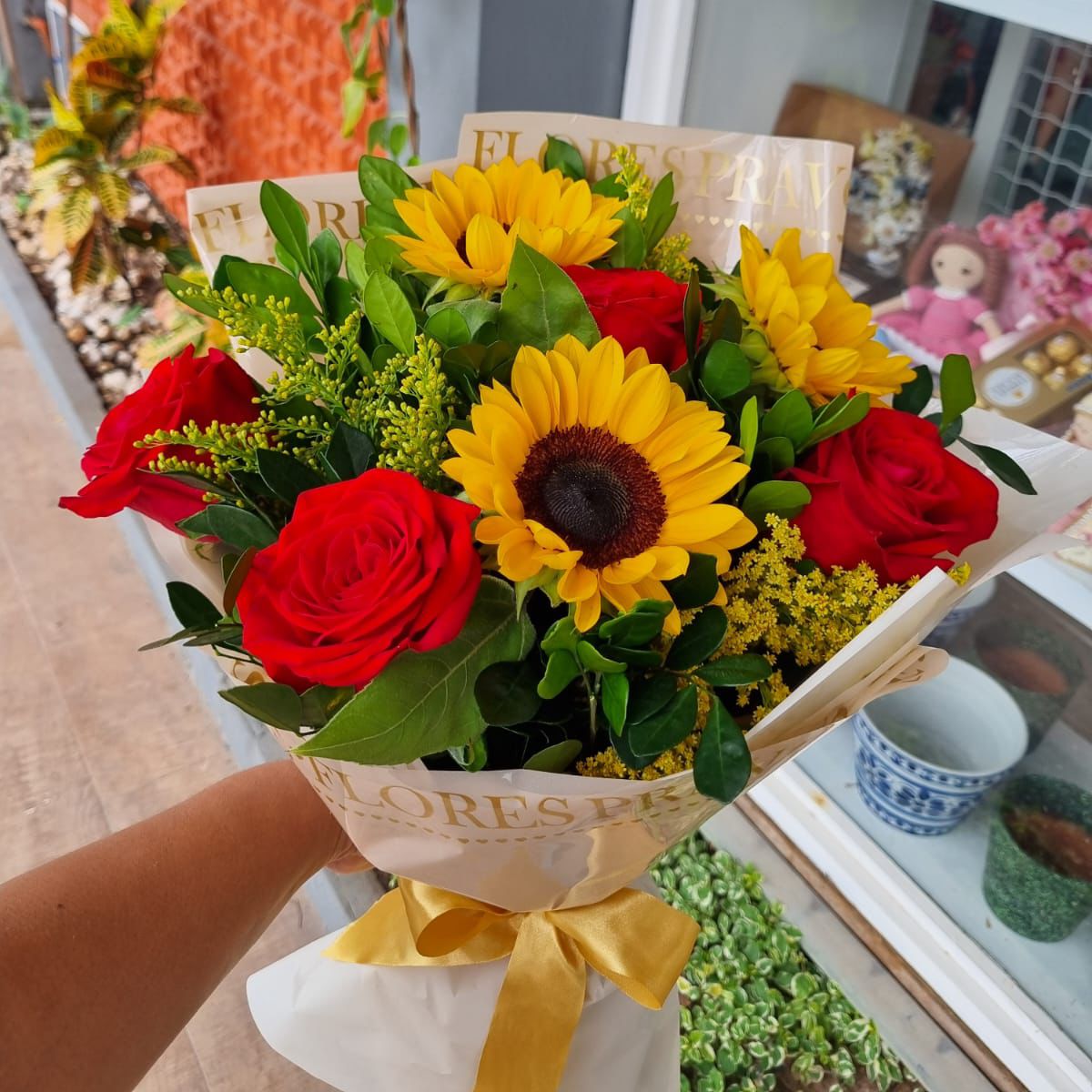 Ramalhete com rosas vermelhas e girassis 