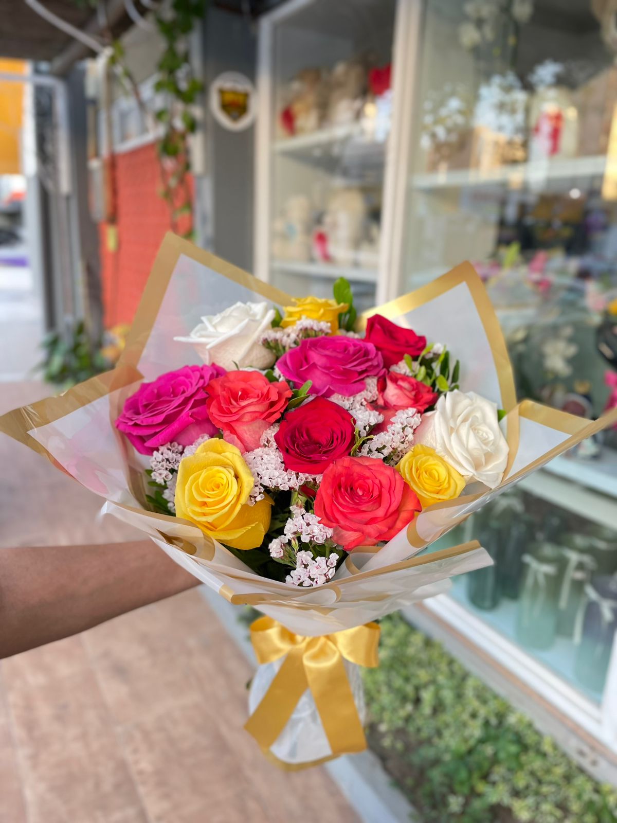 Ramalhete com 12 rosas coloridas 