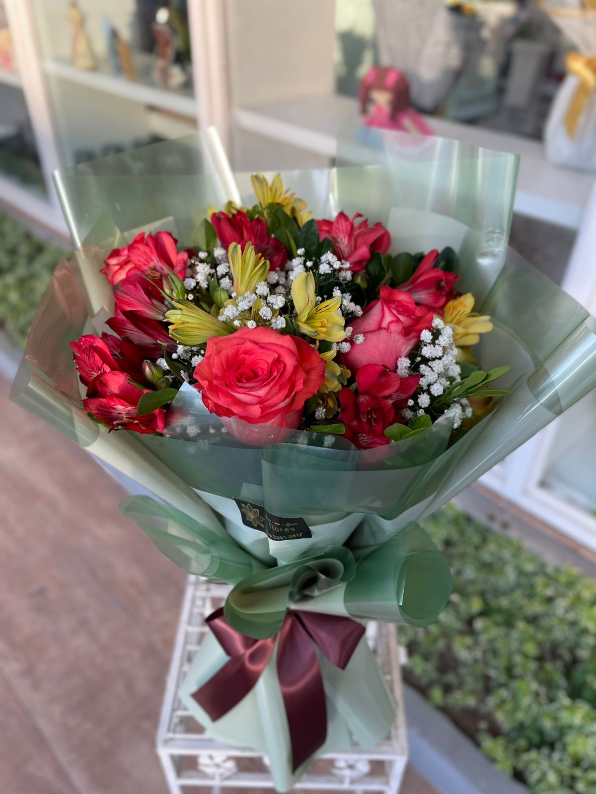 Ramalhete com rosas e astromelias