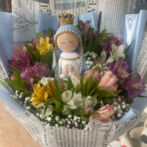 Ramalhete com rosas e astromelias com imagem de N. Sra.