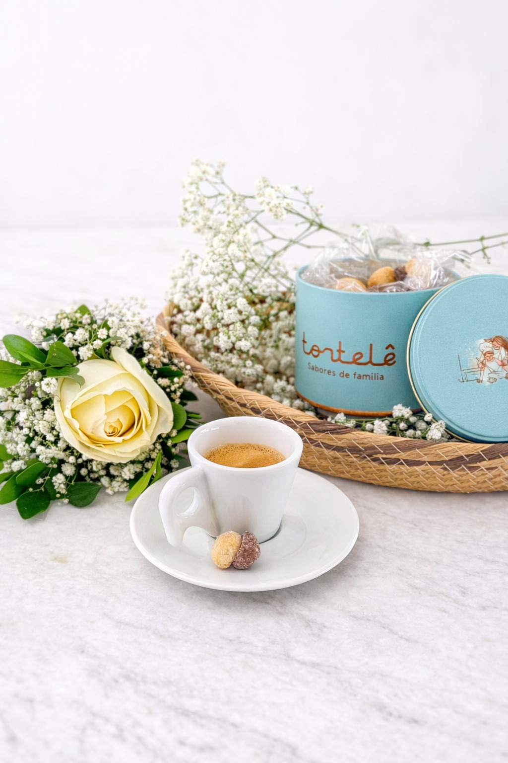 Cone com 1 rosa e lata de biscoitos amanteigados