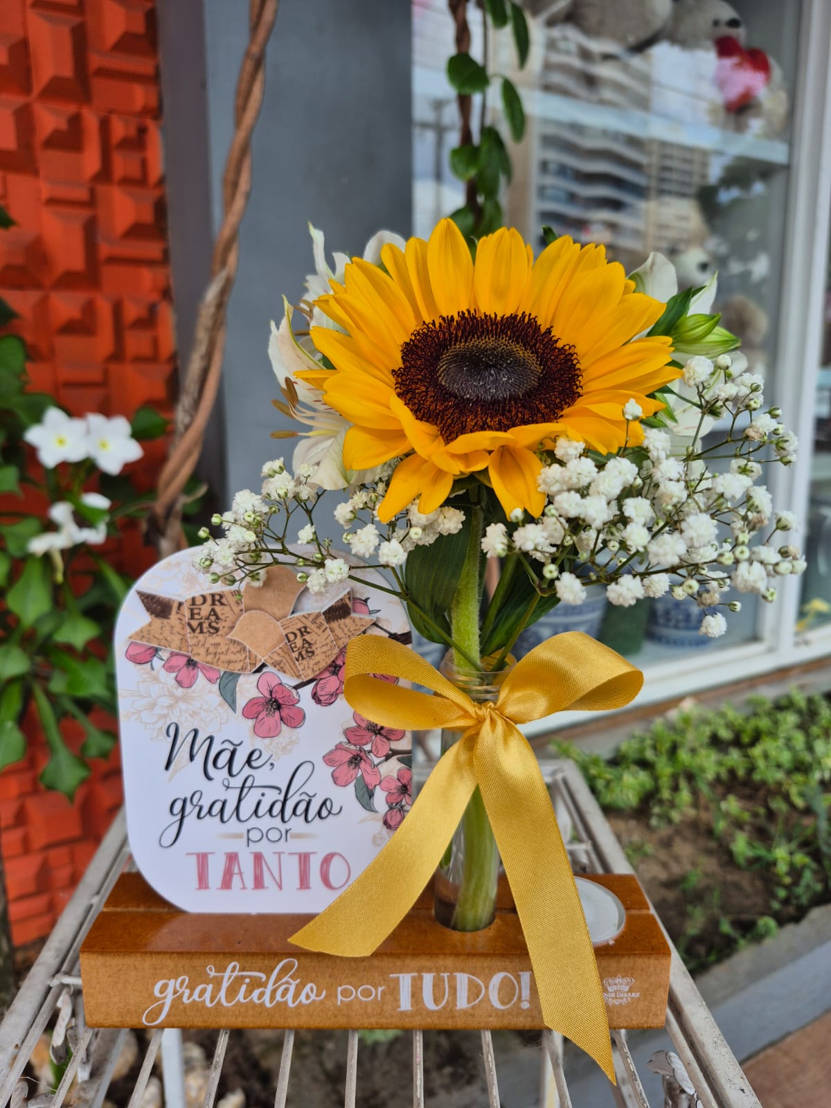 Enfeite de mesa com flores m�e gratid�o