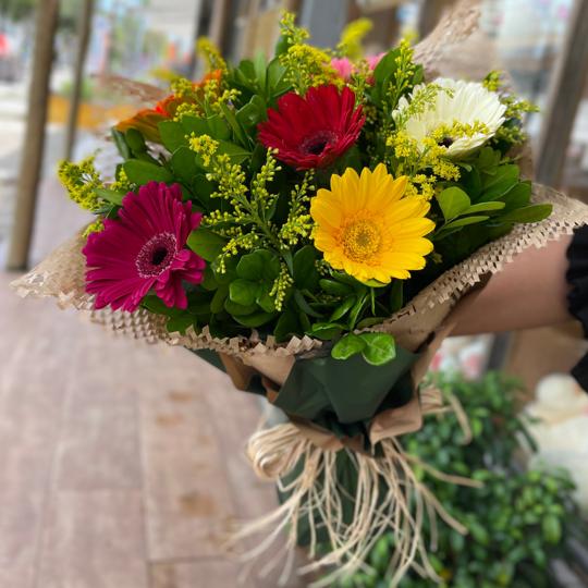 Ramalhete com 6 gerberas variadas