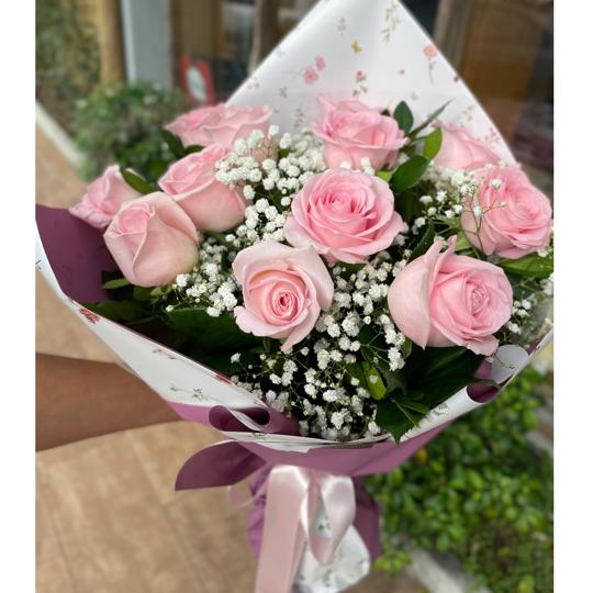 Ramalhete com 12 rosas cor de rosa