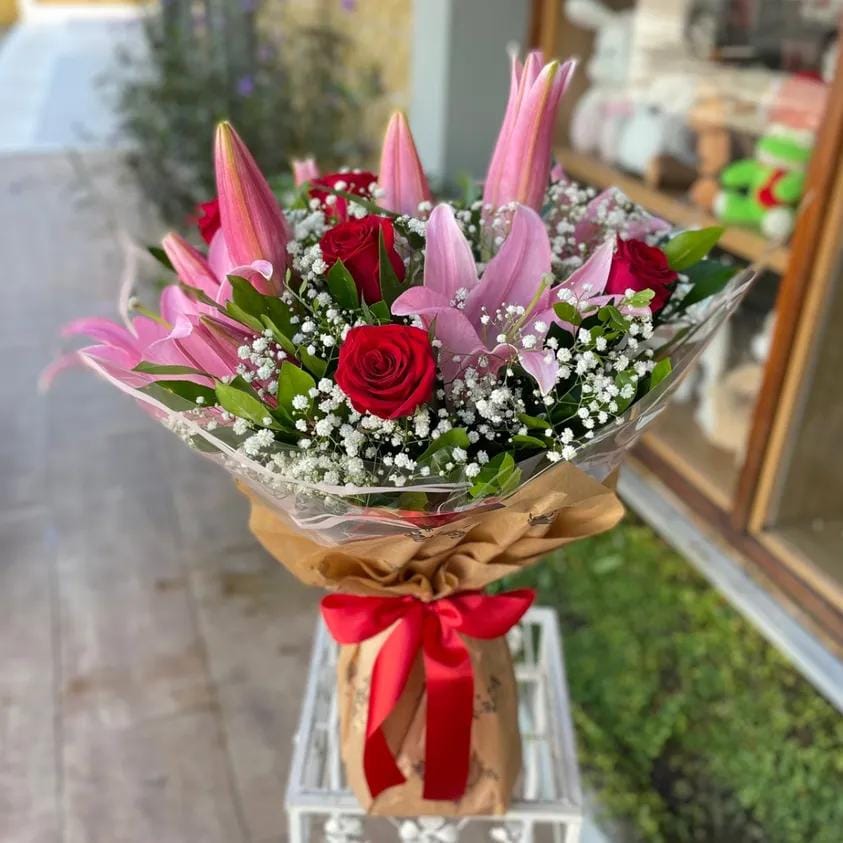 Ramalhete com lrios e rosas 