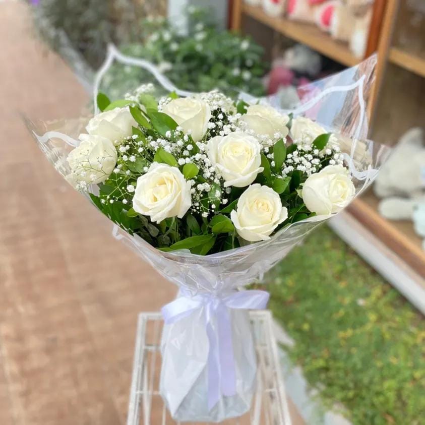 Ramalhete com 12 rosas colombianas brancas