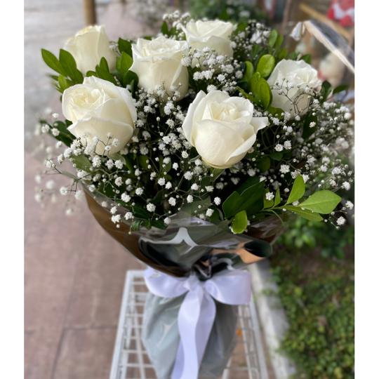 Ramalhete com 6 rosas colombianas brancas