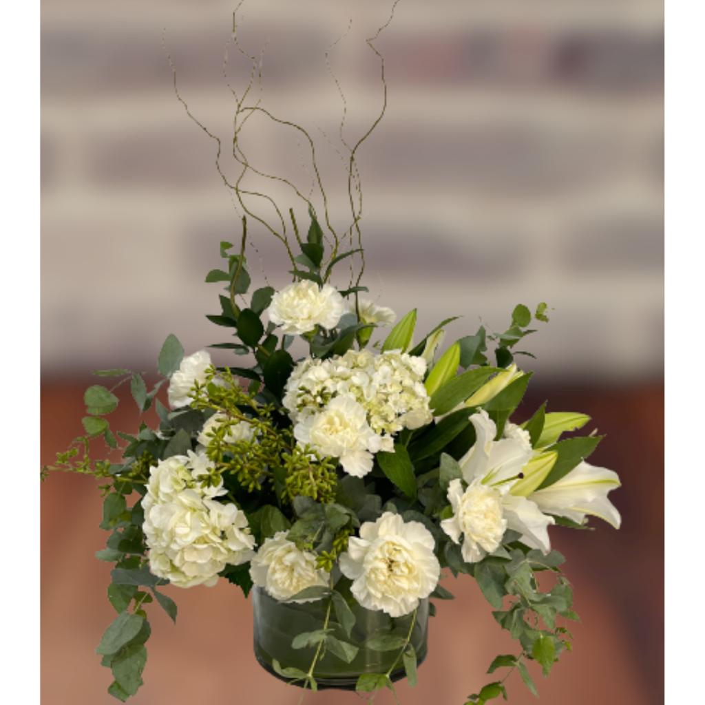 Arranjo para decoração com flores brancas