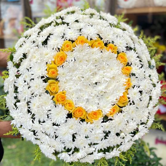 Coroa Fúnebre com flores brancas e amarelas