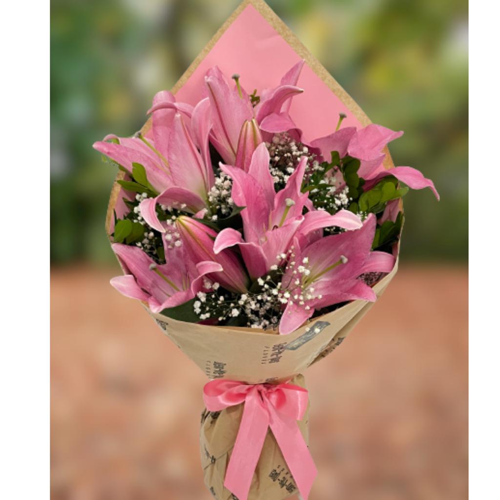Ramalhete com 4 galhos de lrios cor de rosa