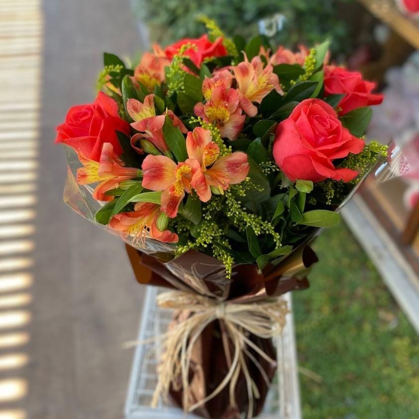 Ramalhete com rosas e astrom�lias
