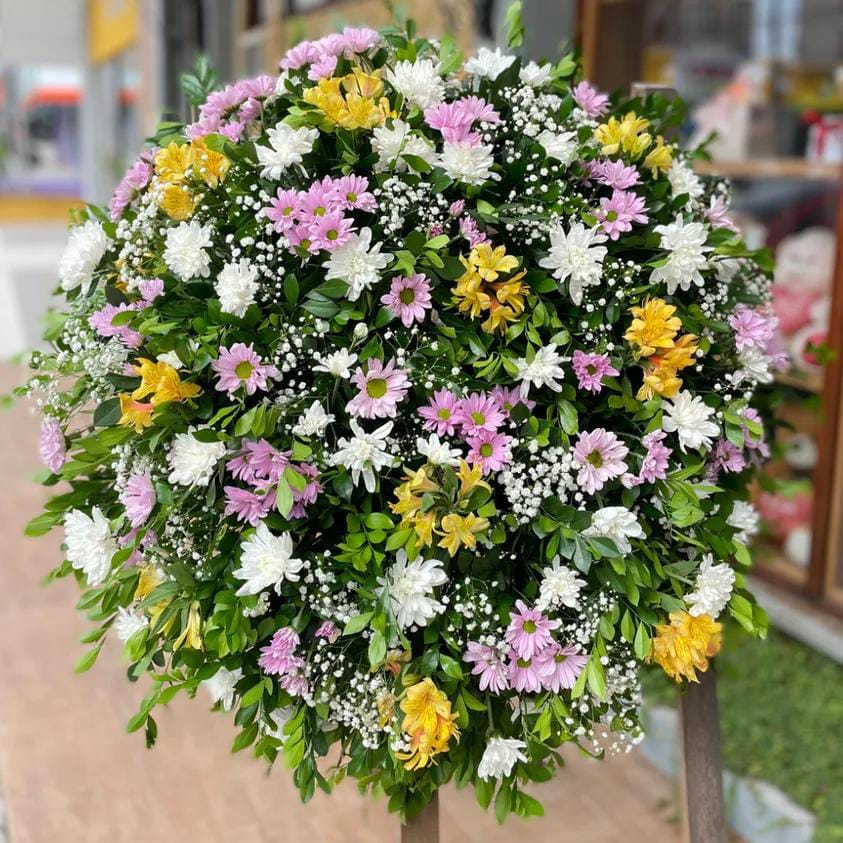 Coroa fnebre com astromlias e flores do campo